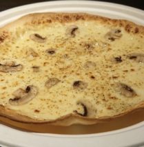 マッシュルームのクリームピザトリュフソース