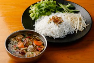 フォーハノイセカンド板屋町店： 山盛り野菜と焼き豚、肉団子のビーフンつけ麺
