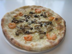 Poeta　小池店/入野店：海老ときのこのグラタン風ピザ